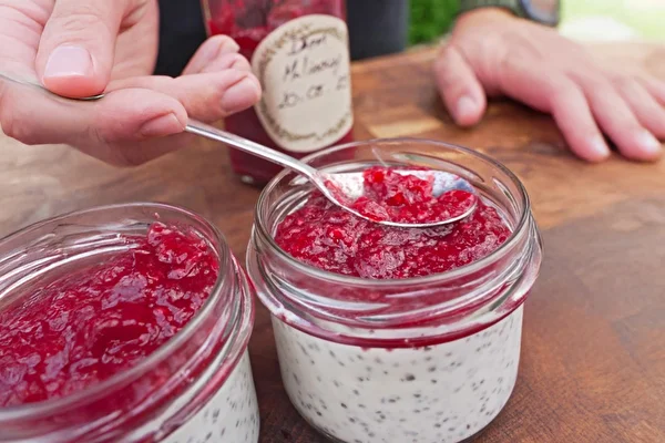 Kokosový chia puding s malinovým džemom