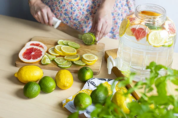 Domáci izotonický nápoj s citrónmi, limetkami a grapefruitom