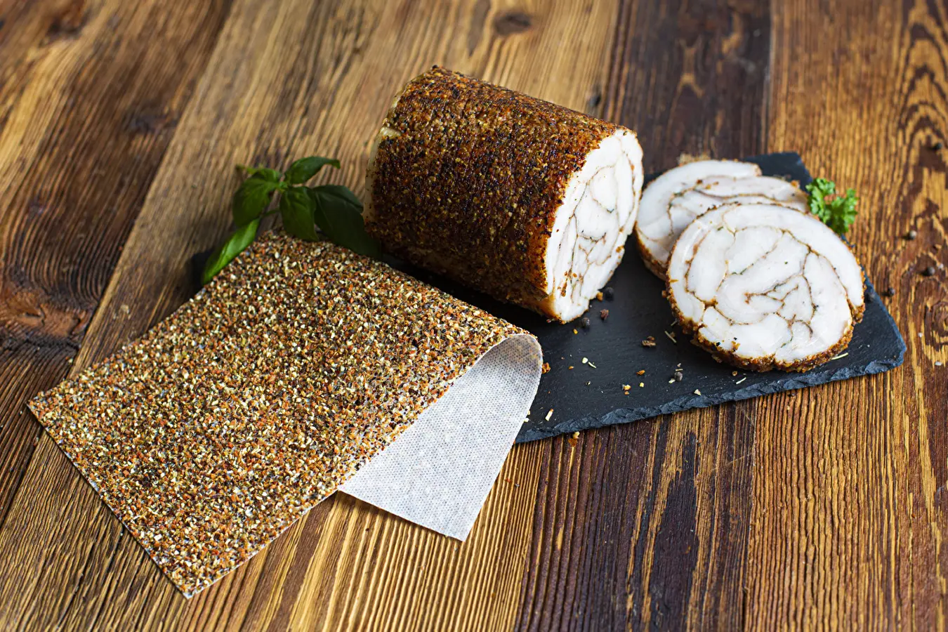 Slanina zo šunkovaru v obale s koreninami
