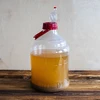 Balón na víno ľahký, nerozbitný, s držiakom, 10 L - 14 ['balón na víno', ' balón na víno', ' nerozbitný balón', ' plastový balón', ' balón 10 l', ' nádoba na pivo', ' balón na pivo', ' fermentor', ' na fermentáciu', ' PET balón', ' balón so širokým otvorom', ' držiak na balón']