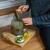 Pohár TO 2 L, fi 82/6 s farebným viečkom + kliešte - 4 ['dóza', ' sklenená dóza', ' sklenený pohár', ' pohár s viečkom', ' pohár na nakladanie uhoriek', ' pohár na uhorky', ' pohár na likéry', ' dóza na likéry', ' pohár s kliešťami', ' kliešte na uhorky', ' kuchynské kliešte']
