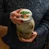 Pohár TO 2 L, fi 82/6 s farebným viečkom + kliešte - 5 ['dóza', ' sklenená dóza', ' sklenený pohár', ' pohár s viečkom', ' pohár na nakladanie uhoriek', ' pohár na uhorky', ' pohár na likéry', ' dóza na likéry', ' pohár s kliešťami', ' kliešte na uhorky', ' kuchynské kliešte']