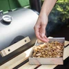 Štiepky na údenie/grilovanie 70% jelša + 30% buk, 450 g, kl. 2 - 7 ['údenárske štiepky', ' štiepky na údenie', ' štiepky na gril', ' štiepky na grilovanie', ' údenársky dym', ' štiepky na bravčovinu', ' štiepky jelša a buk', ' mix na bravčovinu', ' jelšovo-bukové štiepky', ' štiepky na údenie šunky', ' štiepky na steaky', ' štiepky do údiarne', ' údenie bravčového mäsa', ' grilovanie mäsa', ' údená šunka', ' do údiarne', ' aké štiepky', ' údenie mäsa']