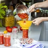 Uzávera fi 66/4 s paradajkami - voľne - 5 ['biela uzávera', ' farebný vzor paradajok', ' pasterizácia', ' kontrola procesu', ' skladovanie', ' veľkosť fi Paradajky 66', ' ozdoba špajze', ' uzávery na pasterizáciu', ' uzávery zelenina', ' uzávery paradajok']