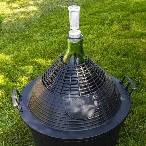 Balón na víno 34 L v plastovom koši - 7 ['demižón', ' fľaša na víno', ' balón na víno', ' na pivo', ' na fermentáciu', ' domáce víno', ' sklenený balón na víno', ' na likéry', ' na medovinu']