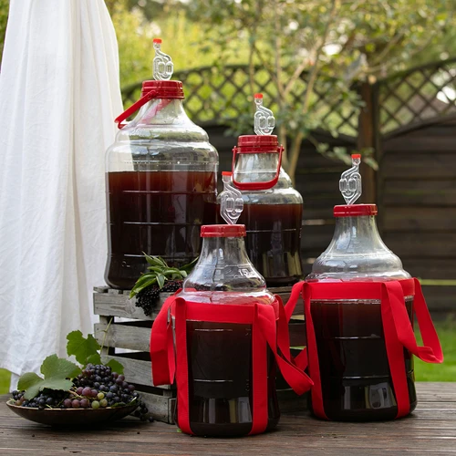 Balón na víno ľahký, nerozbitný, s držadlom, 15 L - 11 ['fermentačná nádoba', ' fermentačná nádoba', ' v čom fermentovať', ' balón na víno', ' balón na pivo', ' na fermentáciu', ' balón so širokým hrdlom', ' PET balón', ' plastový balón', ' nerozbitný balón', ' balón na víno', ' vinárska novinka', ' balón 15 L', ' fermentor s uzáverom']