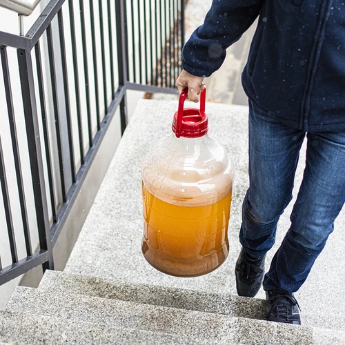 Balón na víno ľahký, nerozbitný, s držadlom, 15 L - 15 ['fermentačná nádoba', ' fermentačná nádoba', ' v čom fermentovať', ' balón na víno', ' balón na pivo', ' na fermentáciu', ' balón so širokým hrdlom', ' PET balón', ' plastový balón', ' nerozbitný balón', ' balón na víno', ' vinárska novinka', ' balón 15 L', ' fermentor s uzáverom']