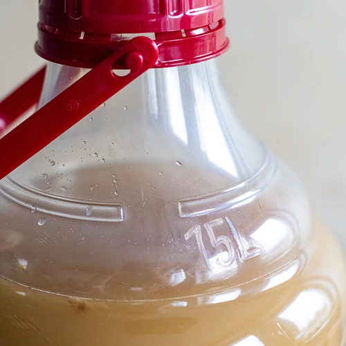 Balón na víno ľahký, nerozbitný, s držadlom, 15 L - 13 ['fermentačná nádoba', ' fermentačná nádoba', ' v čom fermentovať', ' balón na víno', ' balón na pivo', ' na fermentáciu', ' balón so širokým hrdlom', ' PET balón', ' plastový balón', ' nerozbitný balón', ' balón na víno', ' vinárska novinka', ' balón 15 L', ' fermentor s uzáverom']