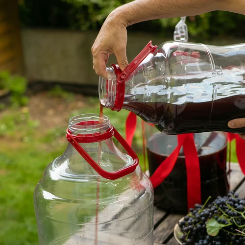 Balón na víno ľahký, nerozbitný, s držadlom, 25 L - 10 ['fermentačná nádoba', ' fermentačná nádoba', ' v čom fermentovať', ' balón na víno', ' balón na pivo', ' na fermentáciu', ' balón so širokým otvorom', ' PET balón', ' plastový balón', ' nerozbitný balón', ' balón na víno', ' vinárska novinka', ' balón 25 L']