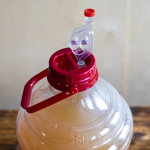 Balón na víno ľahký, nerozbitný, s držadlom, 25 L - 14 ['fermentačná nádoba', ' fermentačná nádoba', ' v čom fermentovať', ' balón na víno', ' balón na pivo', ' na fermentáciu', ' balón so širokým otvorom', ' PET balón', ' plastový balón', ' nerozbitný balón', ' balón na víno', ' vinárska novinka', ' balón 25 L']