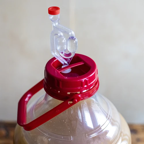 Balón na víno ľahký, nerozbitný, s držiakom, 10 L - 16 ['balón na víno', ' balón na víno', ' nerozbitný balón', ' plastový balón', ' balón 10 l', ' nádoba na pivo', ' balón na pivo', ' fermentor', ' na fermentáciu', ' PET balón', ' balón so širokým otvorom', ' držiak na balón']