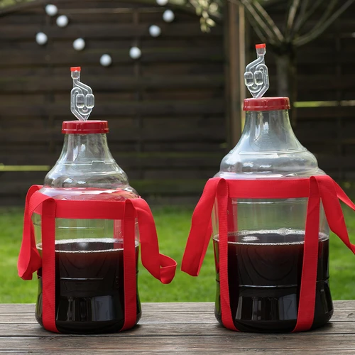 Balón na víno ľahký, nerozbitný, s popruhmi, 10 L - 9 ['balóny na víno', ' balóny na pivo', ' nádoby na víno', ' nádoby na pivo', ' nádoby PET', ' balóny so širokým hrdlom', ' vinárske súpravy', ' nerozbitné nádoby', ' nádoby na fermentáciu', ' balóny na fermentáciu', ' balóny so skrutkovacím uzáverom', ' balóny s príslušenstvom', ' novinky vo vinárstve', ' domáce vína', ' domáce pivá', ' popruhy na prenášanie', ' balóny', ' z plastu', ' nerozbitné', ' fermentor', ' demižón', ' galón', ' víno', ' pivo', ' s popruhmi', ' súprava', ' 10L']