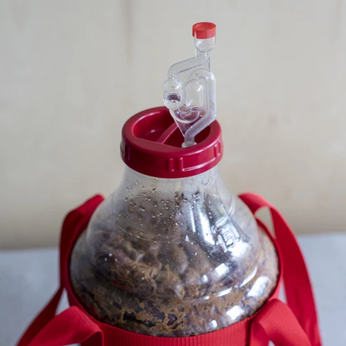 Balón na víno ľahký, nerozbitný, s popruhmi, 10 L - 14 ['balóny na víno', ' balóny na pivo', ' nádoby na víno', ' nádoby na pivo', ' nádoby PET', ' balóny so širokým hrdlom', ' vinárske súpravy', ' nerozbitné nádoby', ' nádoby na fermentáciu', ' balóny na fermentáciu', ' balóny so skrutkovacím uzáverom', ' balóny s príslušenstvom', ' novinky vo vinárstve', ' domáce vína', ' domáce pivá', ' popruhy na prenášanie', ' balóny', ' z plastu', ' nerozbitné', ' fermentor', ' demižón', ' galón', ' víno', ' pivo', ' s popruhmi', ' súprava', ' 10L']