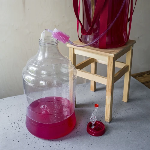 Balón na víno ľahký, nerozbitný, s popruhmi, 20 L - 21 ['balóny na víno', ' balóny na pivo', ' nádoby na víno', ' nádoby na pivo', ' nádoby PET', ' balóny so širokým hrdlom', ' vinárske súpravy', ' nerozbitné nádoby', ' nádoby na fermentáciu', ' balóny na fermentáciu', ' balóny so skrutkovacím uzáverom', ' balóny s príslušenstvom', ' novinky vo vinárstve', ' domáce vína', ' domáce pivá', ' popruhy na prenášanie', ' balóny', ' z plastu', ' nerozbitné', ' fermentor', ' demižón', ' demižón', ' galón', ' víno', ' pivo', ' s popruhmi', ' súprava']