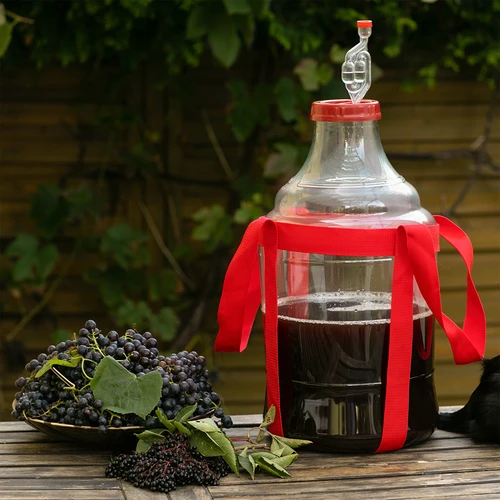 Balón na víno ľahký, nerozbitný, s popruhmi, 25 L - 8 ['balóny na víno', ' balóny na pivo', ' nádoby na víno', ' nádoby na pivo', ' nádoby PET', ' balóny so širokým hrdlom', ' vinárske súpravy', ' nerozbitné nádoby', ' nádoby na fermentáciu', ' balóny na fermentáciu', ' balóny so skrutkovacím uzáverom', ' balóny s príslušenstvom', ' novinky vo vinárstve', ' domáce vína', ' domáce pivá', ' popruhy na prenášanie', ' balóny', ' z plastu', ' nerozbitné', ' fermentor', ' demižón', ' demižón', ' galón', ' víno', ' pivo', ' s popruhmi', ' súprava']