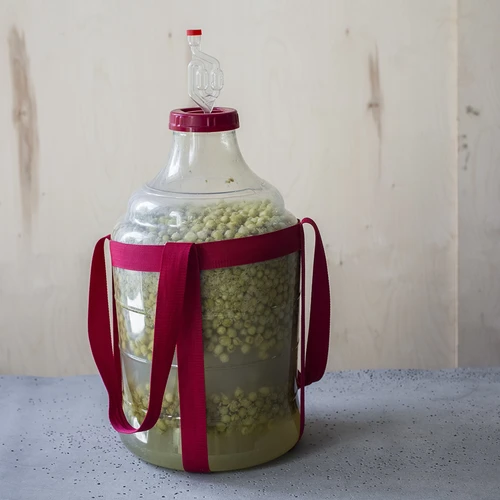 Balón na víno ľahký, nerozbitný, s popruhmi, 25 L - 12 ['balóny na víno', ' balóny na pivo', ' nádoby na víno', ' nádoby na pivo', ' nádoby PET', ' balóny so širokým hrdlom', ' vinárske súpravy', ' nerozbitné nádoby', ' nádoby na fermentáciu', ' balóny na fermentáciu', ' balóny so skrutkovacím uzáverom', ' balóny s príslušenstvom', ' novinky vo vinárstve', ' domáce vína', ' domáce pivá', ' popruhy na prenášanie', ' balóny', ' z plastu', ' nerozbitné', ' fermentor', ' demižón', ' demižón', ' galón', ' víno', ' pivo', ' s popruhmi', ' súprava']
