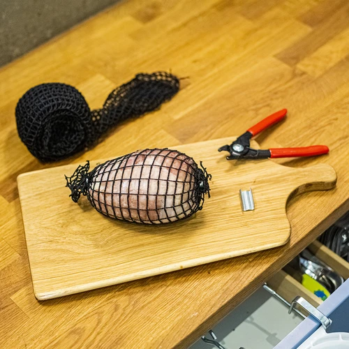 Čierna údenárska sieťka s rozmermi 18 cm x 5 m, s tepelnou odolnosťou do 220°C - 5 ['sieťka na šunku', ' potravinová sieťka', ' sieťka na údeniny', ' sieťka na údenie údenín', ' sieťka na zrejúce údeniny']