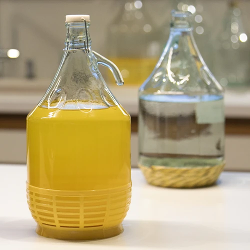 Demižón Dama 5 L - plastový kôš, drôtený uzáver - 4 ['na víno', ' na likér', ' na víno', ' na likér', ' fľaša na víno', ' galón na víno', ' na šťavu', ' s mechanickým uzáverom', ' sklenená dáma', ' sklenená fľaša']