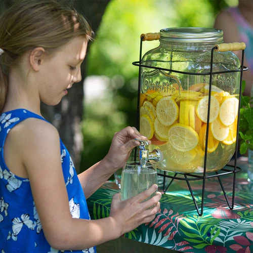 Dóza Limonáda 8 L - s kohútikom, na kovovom stojane s držadlami - 8 ['dóza s kohútikom', ' dóza na limonádu', ' pohár s kohútikom a stojanom', ' dóza na punč', ' priestranná dóza na nápoje', ' dávkovač nápojov', ' na oslavy', ' na servírovanie nápojov', ' sklenená dóza s kohútikom', ' dóza na stojane', ' pohár na limonádu', ' ozdobná nádoba na nápoje', ' dóza s rámom', ' sklenená fľaša s kohútikom', ' sklenená fľaša na nápoje', ' na servírovanie nápojov', ' limonáda na párty', ' pohár s kohútikom na párty', ' pohár s kohútikom a stojanom do záhrady', ' limonáda vonku', ' letné osvieženie', ' pohár so širokým otvorom a kohútikom', ' pohodlné nalievanie nápojov', ' na terasu a do záhrady', ' limonáda', ' punč', ' sangria', ' likér', ' na alkohol', ' na oslavy', ' na servírovanie nápojov a nápojov', ' stojan s držadlami na prenášanie', ' nápoje na oslavu mimo domu', ' na darček']