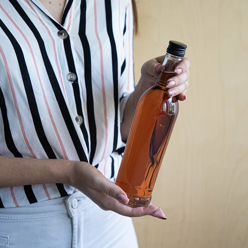 Fľaša 500 ml Štíhla, s čiernym uzáverom, na vodku, 6 ks - 8 ['fľaše s uzávermi', ' fľaša s uzáverom', ' monopolka', ' monopolky', ' fľaša na vodku', ' fľaše na vodku', ' fľaša na džús', ' fľaše na džúsy', ' fľaša na likér', ' fľaše na likéry', ' fľaše na alkohol', ' fľaša na alkohol', ' čierne uzávery', ' biela fľaša', ' uzatvárateľná fľaša', ' uzatvárateľné fľaše', ' fľaše štíhleho tvaru']