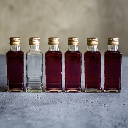 Fľaša Flora 100 ml so skrutkovacím uzáverom fi28, 8 ks. - 8 ['fľaša na likér', ' fľaše na likér', ' fľaša na alkohol', ' ozdobné fľaše na alkohol', ' sklenená fľaša na alkohol', ' fľaše na pálenku na svadbu', ' fľaša na likér', ' ozdobné fľaše', ' fľaša na vodku', ' fľaša na vodku.']