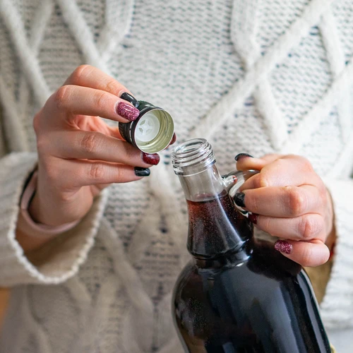 Fľaša Gallone 1L v opletení, so skrutkovacím uzáverom - 7 ['fľaša na alkohol', ' ozdobné fľaše na alkohol', ' sklenená fľaša na alkohol', ' fľaše na pálenku na svadbu', ' fľaša na likér', ' fľaše na vodku', ' fľaša na vodku svadba', ' fľaša na vodku krstiny', ' fľaša na vodku prijímanie', ' fľaša na víno', ' fľaše na víno']