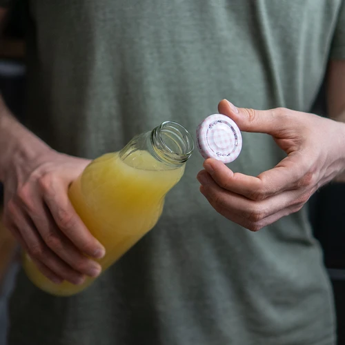 Fľaša na džús 1 L s uzáverom twist off - fi 43 - 12 ['fľaša na džús', ' sklenená fľaša', ' fľaša kubuś', ' fľaša 1 L', ' fľaše na džús', ' 6x sklenená fľaša na džús', ' džúsik', ' fľaša na smotanu', ' fľaše s uzáverom', ' fľaše s uzávermi', ' uzávery klik', ' farebné uzávery', ' uzávery v kocke s potlačou', ' fľaša na limonádu', ' milkshaky', ' smoothies']