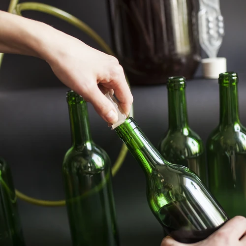 Fľaša na víno 0,75 L zelená - balenie 8 ks. - 10 ['fľaša na alkohol', ' ozdobné fľaše na alkohol', ' sklenená fľaša na alkohol', ' fľaše na pálenku na svadbu', ' fľaša na likér', ' ozdobné fľaše na likéry', ' fľaša na víno', ' fľaša na víno', ' fľaša bordeaux']