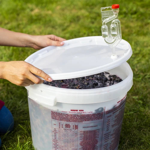 Fermentačná nádoba 30L, v bielej farbe s potlačou, kohútikom a 2 trubičkami - j.EN - 15 ['fermentačná nádoba', ' fermentačné vedro', ' fermentačné vedierko', ' fermentačné nádoby', ' fermentačná nádoba na víno', ' fermentačné nádoby na víno', ' biowin fermentačné vedro', ' browin fermentačné vedro', ' fermentačné trubičky', ' fermentačná trubička', ' trubička na víno', ' tichá trubička', ' trubička MAXI', ' vinárske príslušenstvo', ' horizontálna trubička', ' trubička na fermentáciu', ' súprava na fermentáciu vína a piva', ' kvasenie', ' nádoba na 30 litrov', ' fermentačná nádoba s kohútikom', ' vedro s kohútikom']