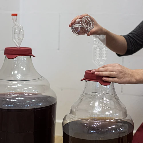 Fermentačná trubica 6-komorová v2 - 10 ['fermentačná trubica', ' nerozbitná fermentačná trubica', ' plastová fermentačná trubica', ' veľká fermentačná trubica', ' trubica na fermentáciu', ' trubica na víno', ' trubica na kvasenie', ' trubica na kvasenie', ' 6-komorová trubica browin', ' fermentačné trubice', ' najlepšia fermentačná trubica', ' fermentácia', ' koľko vody do fermentačnej trubice', ' koľko vody do fermentačnej trubice', ' kde kúpiť fermentačnú trubicu', ' zabezpečenie kvasenia', ' domáce víno', ' kvasenie']