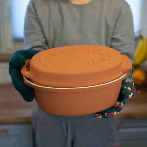 Glazovaný rímsky hrniec 4,5 L (meandry) - 20 ['rímsky hrniec', ' pečenie bez tuku', ' varenie v pare', ' zdravé varenie', ' na mäso', ' na pečenie mäsa', ' na chlieb', ' na ryby', ' pre vegetariánov', ' jedlá z jedného hrnca', ' jedlá pre deti', ' diétne jedlá', ' na pečenie chleba', ' rímsky hrniec smaltovaný', ' rímsky hrniec potiahnutý', ' rímsky hrniec glazovaný', ' hrniec z hliny', ' rímska nádoba', ' rímska forma', ' hlinený hrniec', ' rímsky hrniec s pokrievkou', ' nádoba s pokrievkou', ' nápad na darček']