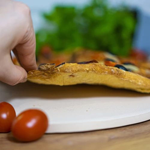 Kameň na pizzu s držadlom a nožom, z kordieritu, okrúhly 33 cm - 15 ['darček', ' domáca pizza', ' na pečenie pizze', ' na servírovanie pizze', ' na pečenie chleba', ' na pečenie žemlí']
