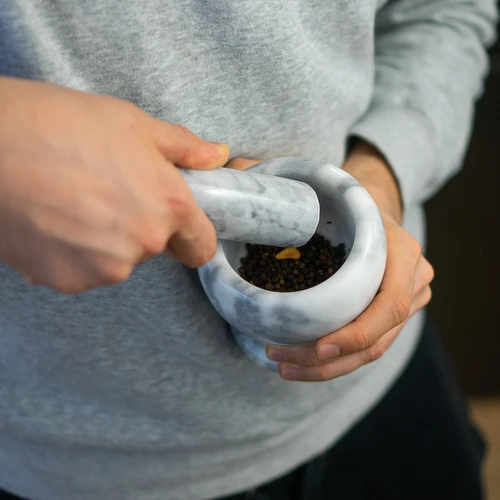 Kuchynský mramorový mažiar, sivý, fi 10,5 cm - 13 ['mažiar', ' mažiar s tĺčikom', ' mramorový mažiar', ' kamenný mažiar', ' mažiar z kameňa', ' kuchynský mažiar', ' mažiar na bylinky', ' mažiar z mramoru', ' ozdobný mažiar', ' kuchynský mažiar', ' mažiar na bylinky', ' mažiar na korenie', ' elegantný mažiar', ' pekný mažiar', ' sivý mažiar']