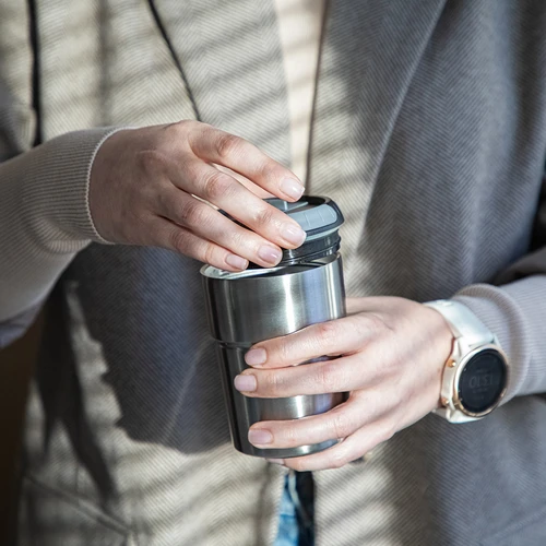 Mlynček na kávu - elektrický, s mlynskými kameňmi, s prekvapkávačom a hrnčekom - 18 ['mlynček na kávu', ' elektrický mlynček', ' mletie kávy', ' mletá káva', ' mlynček s prekvapkávačom', ' mlynček s dripperom', ' mlynček s termálnym hrnčekom', ' mlynček s prekvapkávačom a hrnčekom', ' mlynček s USB', ' moderný mlynček na kávu', ' prenosný mlynček', ' mobilný mlynček', ' mlynček na batériu', ' mlynček s akumulátorom', ' mlynček nabíjaný cez USB', ' mlynček s keramickými mlynskými kameňmi', ' mlynček s mlynskými kameňmi', ' praktický mlynček', ' nápad na darček']
