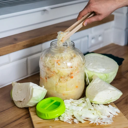 Nerozbitná, multifunkčná nádoba na kvasenie + kliešte, 5L - 9 ['kvasené uhorky', ' kvasený karfiol', ' kvasená repa', ' repný kvások', ' plastová nádoba', ' plastový pohár', ' domáce kvaseniny', ' nádoba 5L', ' nádoba s certifikátom na kvasenie', ' kliešte na uhorky', ' nádoba s kliešťami']