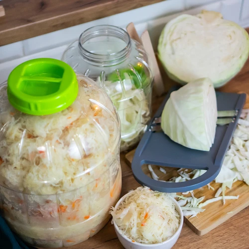 Nerozbitná, multifunkčná nádoba na kvasenie + kliešte, 5L - 10 ['kvasené uhorky', ' kvasený karfiol', ' kvasená repa', ' repný kvások', ' plastová nádoba', ' plastový pohár', ' domáce kvaseniny', ' nádoba 5L', ' nádoba s certifikátom na kvasenie', ' kliešte na uhorky', ' nádoba s kliešťami']