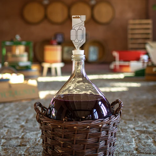Plastová kvasná trubica MAXI-v2 - 7 ['kvasná trubica', ' nerozbitná kvasná trubica', ' veľká kvasná trubica', ' najlepšia kvasná trubica', ' fermentácia', ' kvasná trubica koľko vody', ' koľko vody do kvasnej trubice', ' tichá kvasná trubica', ' kvasná trubica ako vyrobiť', ' kvasná trubica castorama', ' zátka s kvasnou trubicou', ' kvasná trubica na víno', ' kvasná trubica kde kúpiť', ' prečo sa voda v kvasnej trubici vracia', ' nastavenie', ' zabezpečenie nastavenia', ' domáce víno', ' trubica na kvasenie', ' kvasenie']