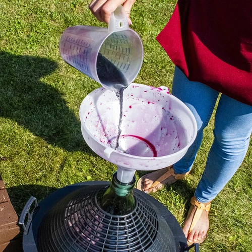 Plastový lievik fi 30cm - 4 ['lievik na balóny', ' lievik na víno', ' lievik na mušt', ' lievik na pivo', ' lievik na šťavu', ' veľký okrúhly lievik', ' plastový lievik', ' dobrý lievik', ' lieviky z plastu', ' lievik na tekutiny', ' lievik na plnenie balónov']