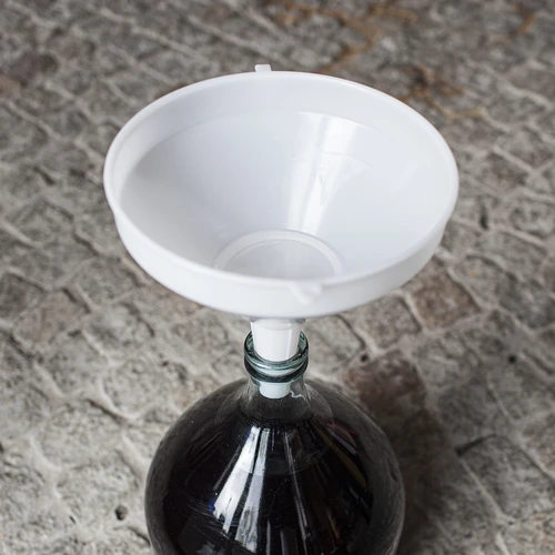 Plastový lievik fi 30cm - 6 ['lievik na balóny', ' lievik na víno', ' lievik na mušt', ' lievik na pivo', ' lievik na šťavu', ' veľký okrúhly lievik', ' plastový lievik', ' dobrý lievik', ' lieviky z plastu', ' lievik na tekutiny', ' lievik na plnenie balónov']