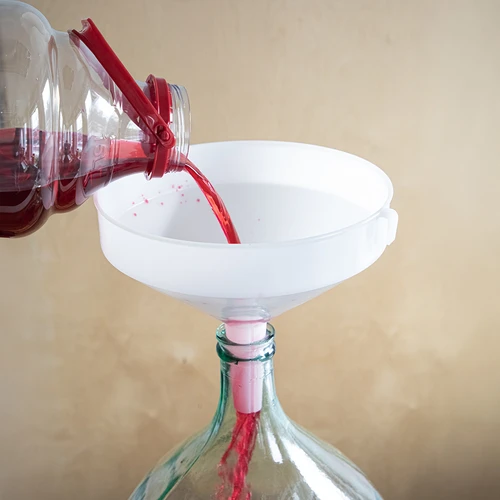 Plastový lievik fi 35 cm - 6 ['lievik na balóny', ' lievik na víno', ' lievik na mušt', ' lievik na pivo', ' lievik na šťavu', ' veľký okrúhly lievik', ' plastový lievik', ' dobrý lievik', ' lieviky z plastu', ' lievik na tekutiny', ' lievik na plnenie balónov', ' praktický lievik', ' objemný lievik', ' lievik s priemerom 35 cm', ' lievik s fi 35 cm', ' široký lievik na prelievanie tekutín', ' vinárske príslušenstvo', ' pivovarské', ' lievik na domáce šťavy', ' pohodlný vinársky lievik', ' domáce vinárstvo', ' príslušenstvo na domáce spracovanie', ' veľký kuchynský lievik', ' veľký univerzálny lievik', ' lievik s odvzdušňovačom']