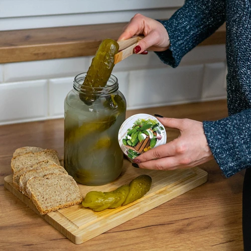 Pohár 1,5 L, fi 82/6 s farebným viečkom + kliešte - 6 ['sklenený pohár', ' pohár s viečkom', ' pohár na nakladanie uhoriek', ' pohár na uhorky', ' pohár s kliešťami', ' kliešte na uhorky', ' kuchynské kliešte']