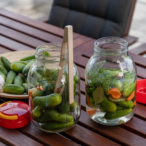 Pohár TO 3 L s plastovým viečkom + kliešte fi 100 - 10 ['dóza', ' sklenená dóza', ' sklenený pohár', ' pohár s viečkom', ' pohár na nakladanie uhoriek', ' pohár na uhorky', ' pohár na likéry', ' dóza na likéry', ' pohár s kliešťami', ' kliešte na uhorky', ' kuchynské kliešte']