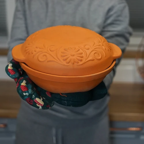 Rímsky hrniec okrúhly 4 L - 17 ['darček', ' na pečenie mäsa', ' na pečenie chleba', ' hlinený hrniec', ' pečenie bez pripálenia', ' varenie bez tuku', ' zdravé varenie']