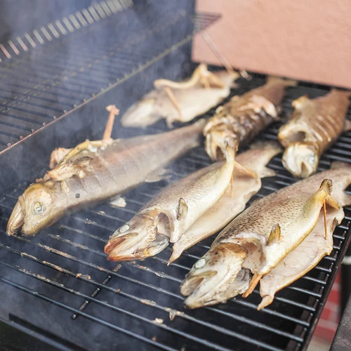 Štiepky na údenie/grilovanie, čerešňa, 450 g, kl. 2 - 13 ['údenárske štiepky', ' štiepky na údenie', ' štiepky na gril', ' štiepky na grilovanie', ' údenársky dym', ' čerešňové štiepky', ' čerešňové štiepky', ' štiepky na údenie mäsa', ' univerzálne štiepky', ' štiepky do údiarne', ' štiepky na ryby', ' štiepky na hydinu', ' štiepky na hovädzinu', ' štiepky na bravčovinu']