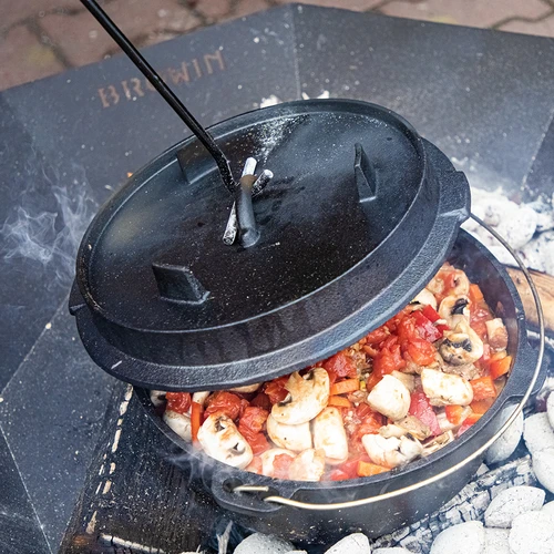 Súprava ohnisko fi 58 cm a kutáč-držiak na kotlík alebo pokrievku liatinového hrnca - 11 ['varenie nad ohniskom', ' grilovanie s ohniskom', ' kempovanie', ' outdoorová turistika', ' kempingové príslušenstvo', ' príslušenstvo k liatinovým nádobám', ' varenie v prírode', ' jedlá nad ohniskom', ' jedlá v jednom hrnci na čerstvom vzduchu', ' vybavenie na záhradu a do záhrady', ' ohnisko v záhrade', ' aké ohnisko vybrať', ' ohnisko s kutáčom', ' pod kotlík', ' ohnisko na oheň', ' ohnisko pod trojnožku', ' najlepšie ohnisko', ' ohnisko na nožičkách', ' súprava ohnisko s držiakom-kutáčom', ' kutáč', ' maľovaný kutáč', ' oceľový kutáč', ' držiak na pokrievky', ' zdvihák na pokrievky', ' na liatinový kotlík', ' na liatinový hrniec']