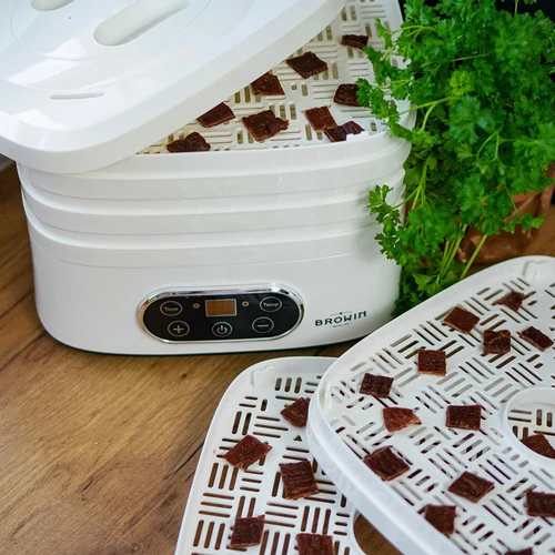 Sušička na huby, ovocie, zeleninu a bylinky s reguláciou teploty, 240W, biela - 22 ['sušička na potraviny', ' sušička na huby', ' sušené ovocie', ' sušená zelenina', ' skladovanie potravín', ' sušenie potravín', ' sušičky na potraviny', ' regulácia teploty', ' dehydrátor']