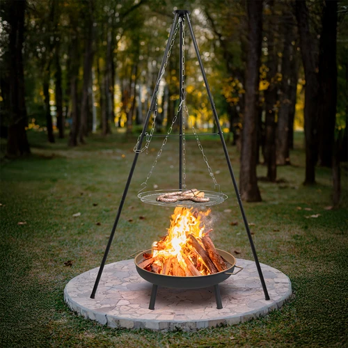 Trojnožka ohnisková s roštom, 150 cm - 7 ['trojnožka ohnisková', ' rošt ohniskový', ' statív na ohnisko', ' gril ohniskový', ' rošt na trojnožke', ' varenie na ohnisku', ' gril trojnožka', ' táborenie', ' outdoorová turistika', ' kempingové príslušenstvo', ' maďarský kotlík', ' trojnožka na kotlík', ' trojnožka na liatinovú panvicu', ' varenie v prírode', ' jedlá nad ohniskom', ' grilovanie na čerstvom vzduchu', ' pečenie nad ohniskom', ' vybavenie na ohnisko', ' vybavenie na záhradu', ' varenie na záhrade', ' grilovanie v záhrade', ' jedlá z roštu', ' grilovacia sezóna', ' akú trojnožku vybrať']