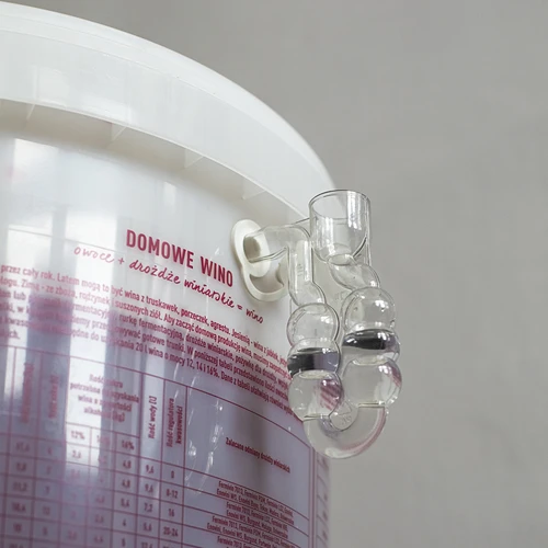 Uhlová fermentačná trubica na nádoby - nerozbitná - 5 ['plastová fermentačná trubica', ' nerozbitná fermentačná trubica', ' fermentačná trubica na fermentačné nádoby', ' uhlová fermentačná trubica', ' fermentačná trubica na víno', ' bočná fermentačná trubica', ' fermentačné trubice']