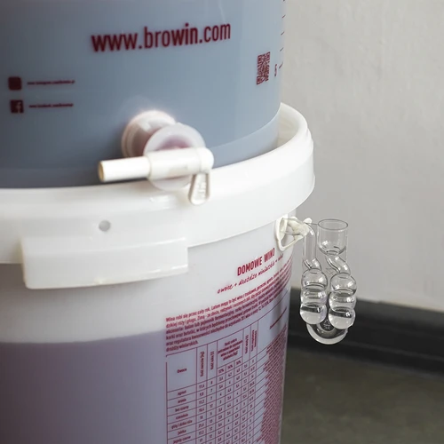 Uhlová fermentačná trubica na nádoby - nerozbitná - 6 ['plastová fermentačná trubica', ' nerozbitná fermentačná trubica', ' fermentačná trubica na fermentačné nádoby', ' uhlová fermentačná trubica', ' fermentačná trubica na víno', ' bočná fermentačná trubica', ' fermentačné trubice']