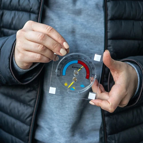 Univerzálny teplomer s vlhkomerom transparentný, samolepiaci (-50°C do +50°C) - 5 ['univerzálny teplomer', ' vonkajší teplomer', ' okenný teplomer', ' teplomer na balkón', ' teplomer za okno', ' teplomer', ' teplomer čitateľná stupnica', ' teplomer z plastu', ' teplomer na sklo', ' samolepiaci teplomer', ' teplomer s vlhkomerom']